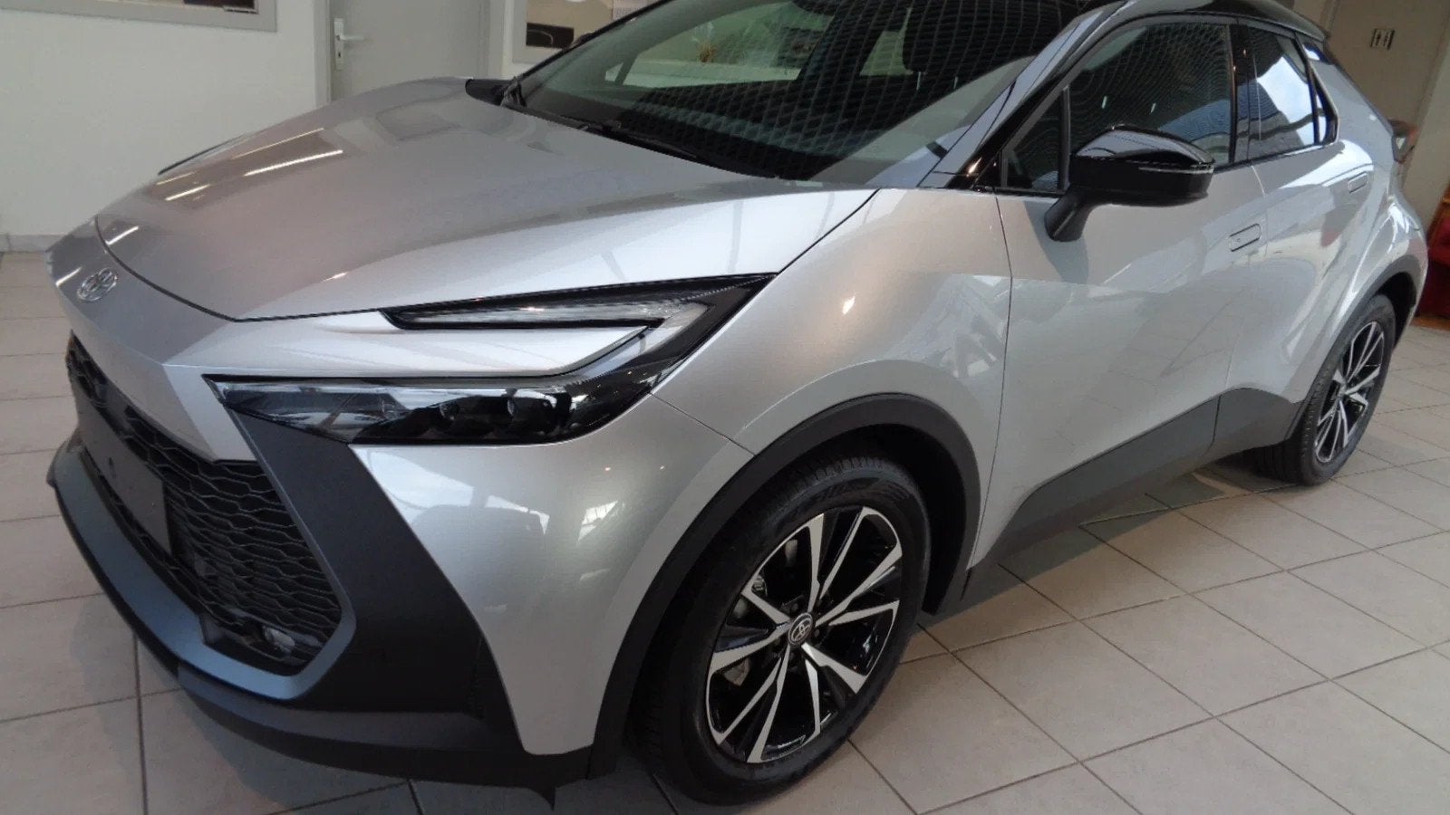 Toyota C-HR DYNAMIC PLUS BI-TONE (bj 2025, automaat), Auto's, Automaat, Stof, Zwart, 4 cilinders