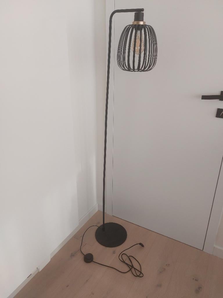 Zwarte vloerlamp (incl. LED lamp), Ophalen, Overige materialen, Zwarte industriële vloerlamp met een touch of gold., Nieuw