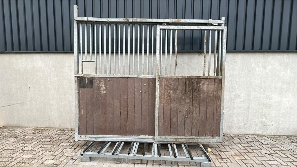 Voorwand schuifdeur links/rechts | 2920x2400 | Goede staat, Weidegang, 4 paarden of pony's of meer