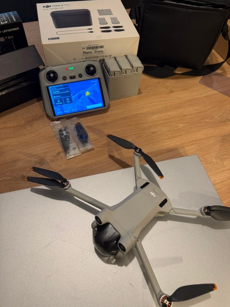 Drone DJI mini 3 pro + More combo, TV, Hi-fi & Vidéo, Drones, Enlèvement ou Envoi, Moins de 250 g, Qualité supérieure, Comme neuf
