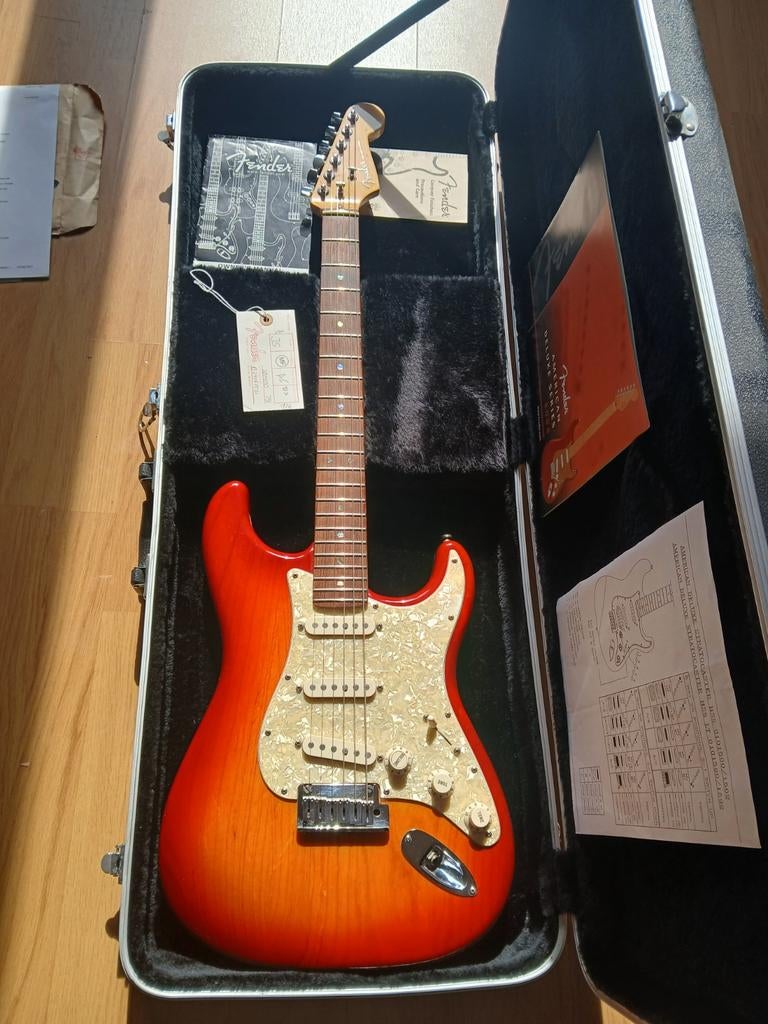Fender American Deluxe Ash Stratocaster Vieilli Cherry Burst, Enlèvement ou Envoi, Fender