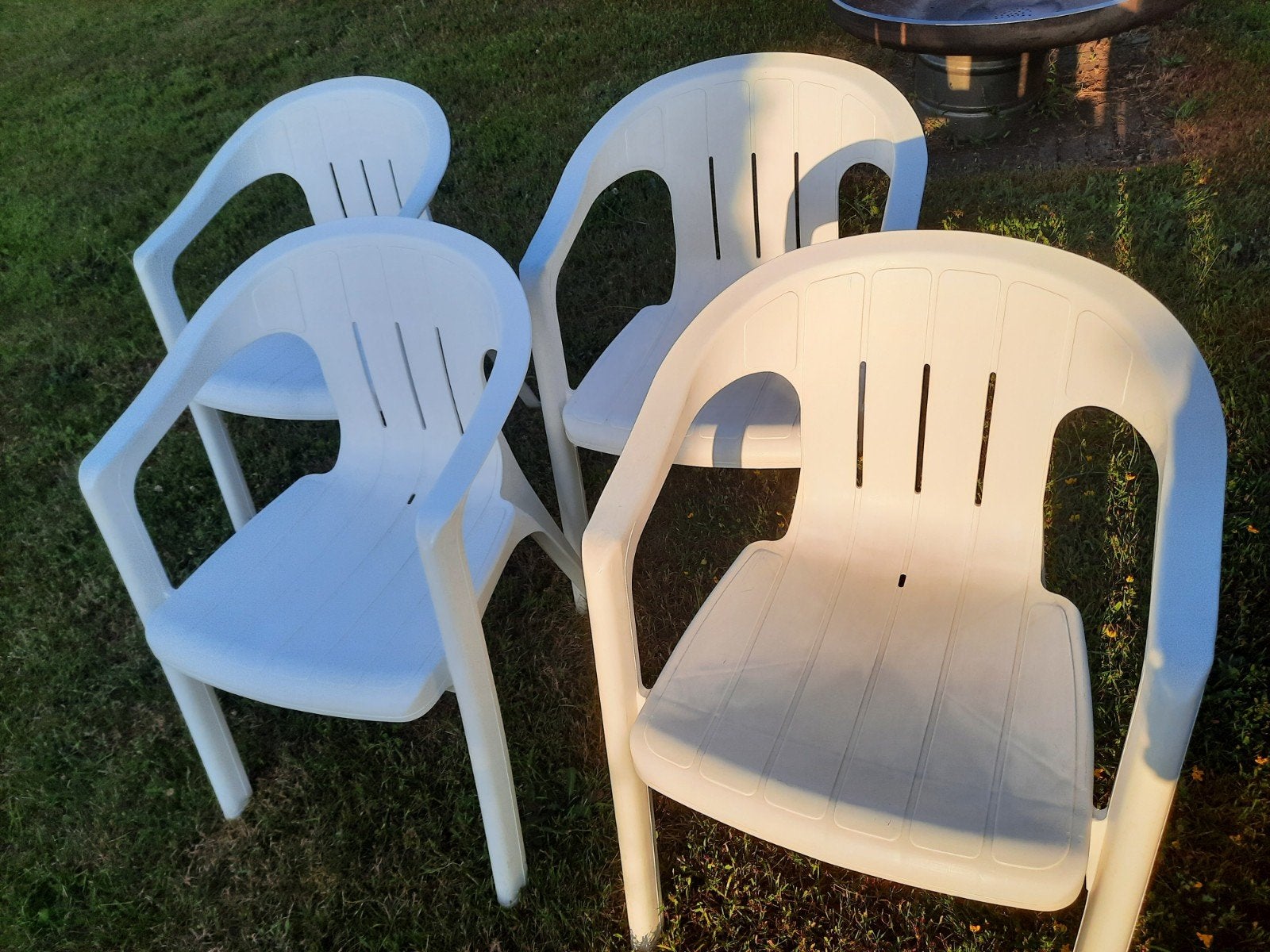 4 witte tuinstoelen, Ophalen, Gebruikt, Kunststof, Stapelbaar