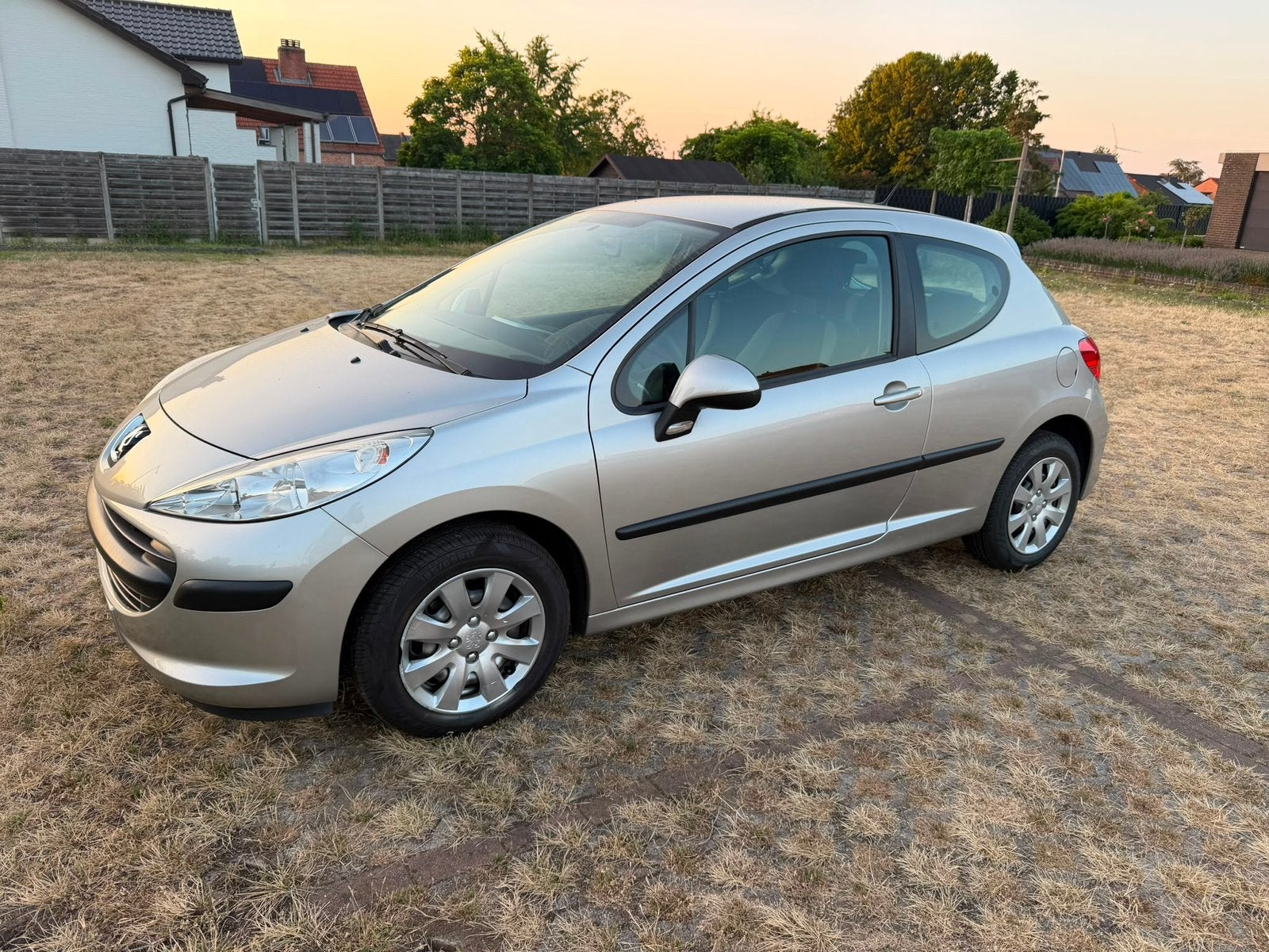 Peugeot 207 1.4 benzine 2008 153.000km met airco keuring, Auto's, Peugeot, Voorwielaandrijving, Stof, Elektrische ramen, Zwart