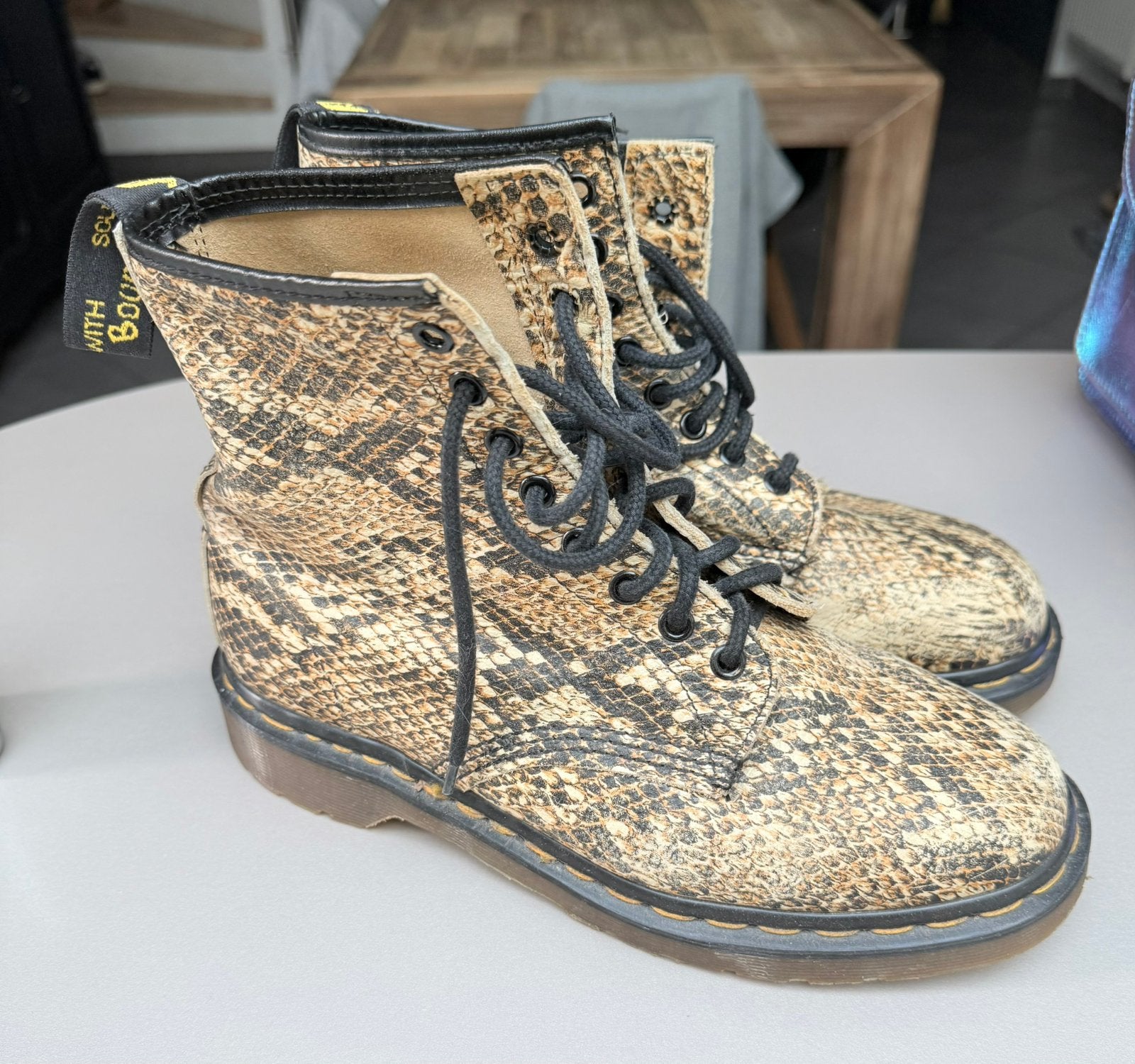 Dr Martens MIE, Enlèvement ou Envoi, Autres couleurs, Boots et Botinnes, Porté