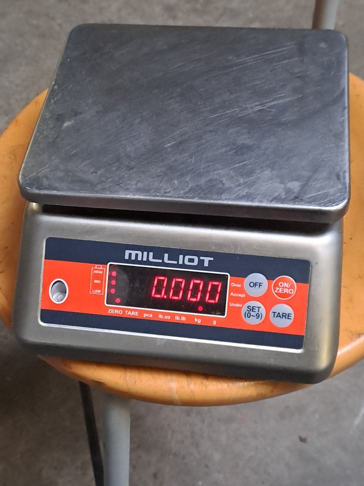 MILLO BALANCE 15KG PLAAT 190x230 220V INGEBOUWDE OPLADER