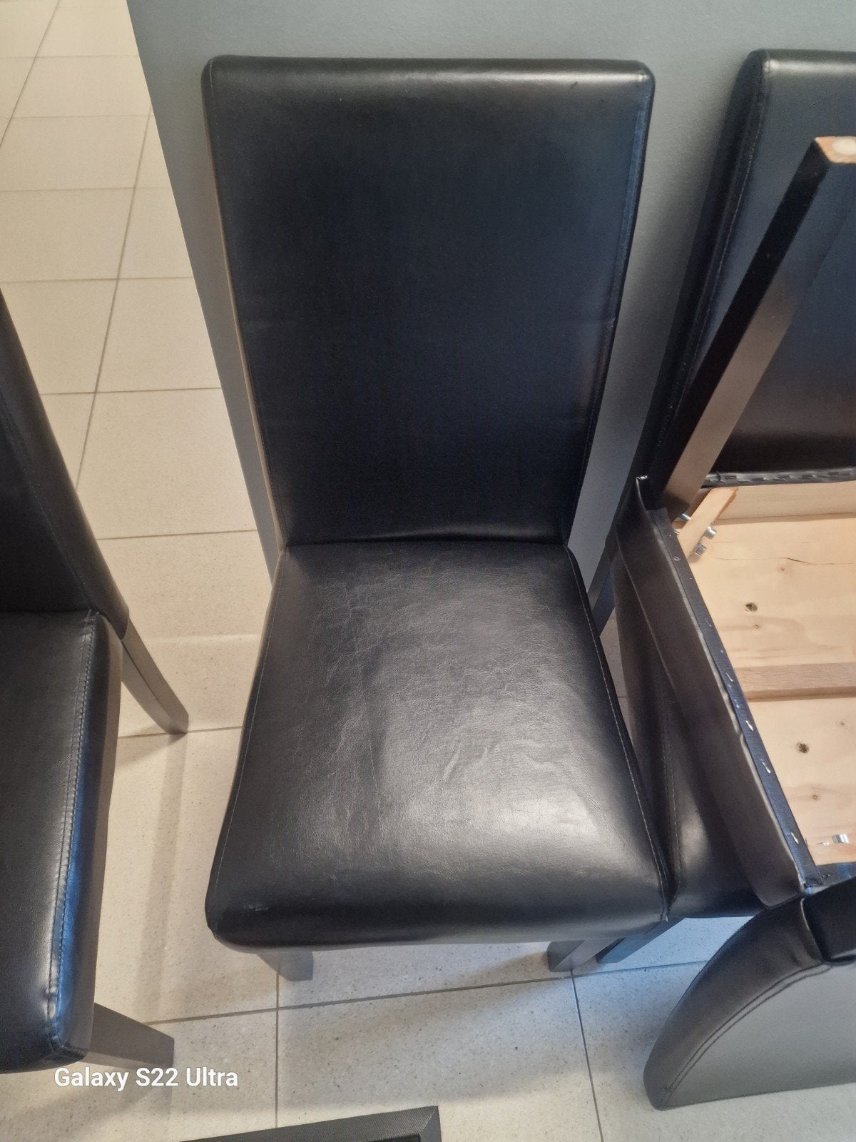 6 fauteuil noire, Enlèvement