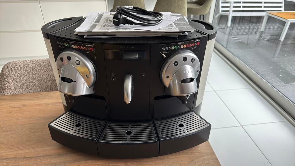 Nespresso gemini 200, Elektronische apparatuur, Koffiezetapparaten, Gebruikt, Koffiepads en cups, Combi, 2 tot 4 kopjes, Afneembaar waterreservoir