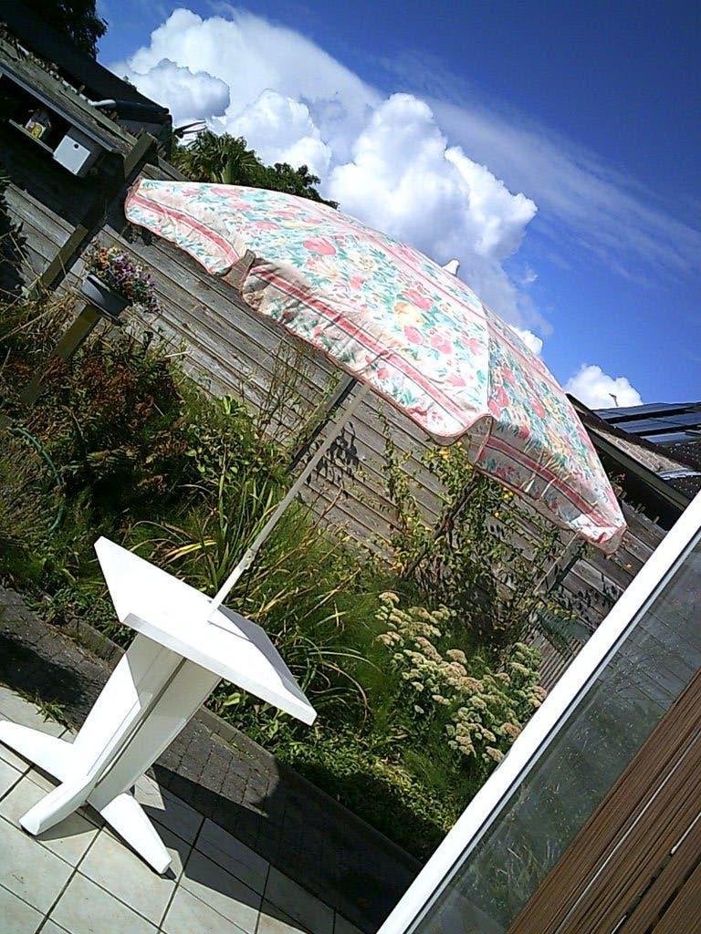 Table + parasol, Enlèvement, Comme neuf, Inclinable