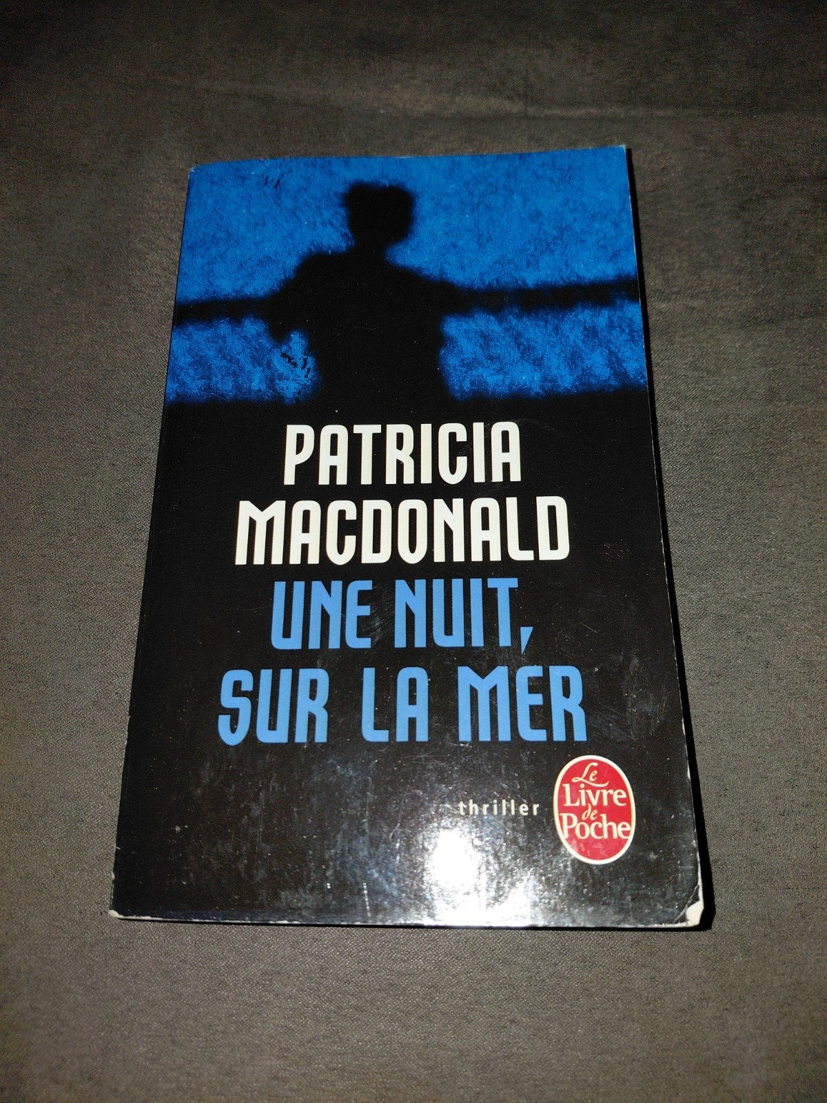 livre une nuit sur la mer, Enlèvement