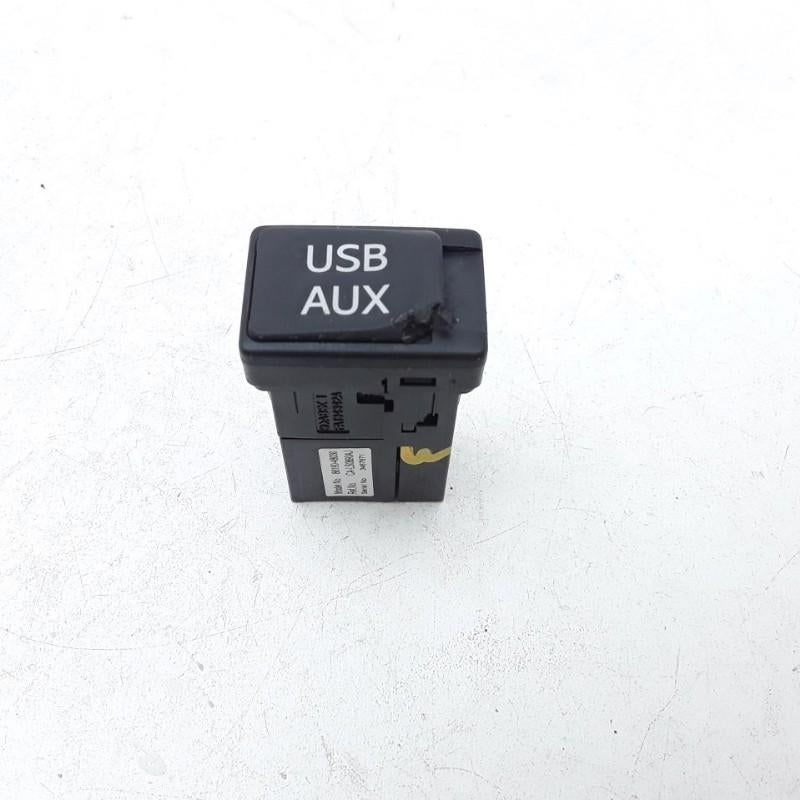 AUX/USB POORT Toyota Prius Plus (ZVW4) (01-2011/-), Gebruikt, Dhr. M. Roggen, Toyota, Marinus@Japoto.nl