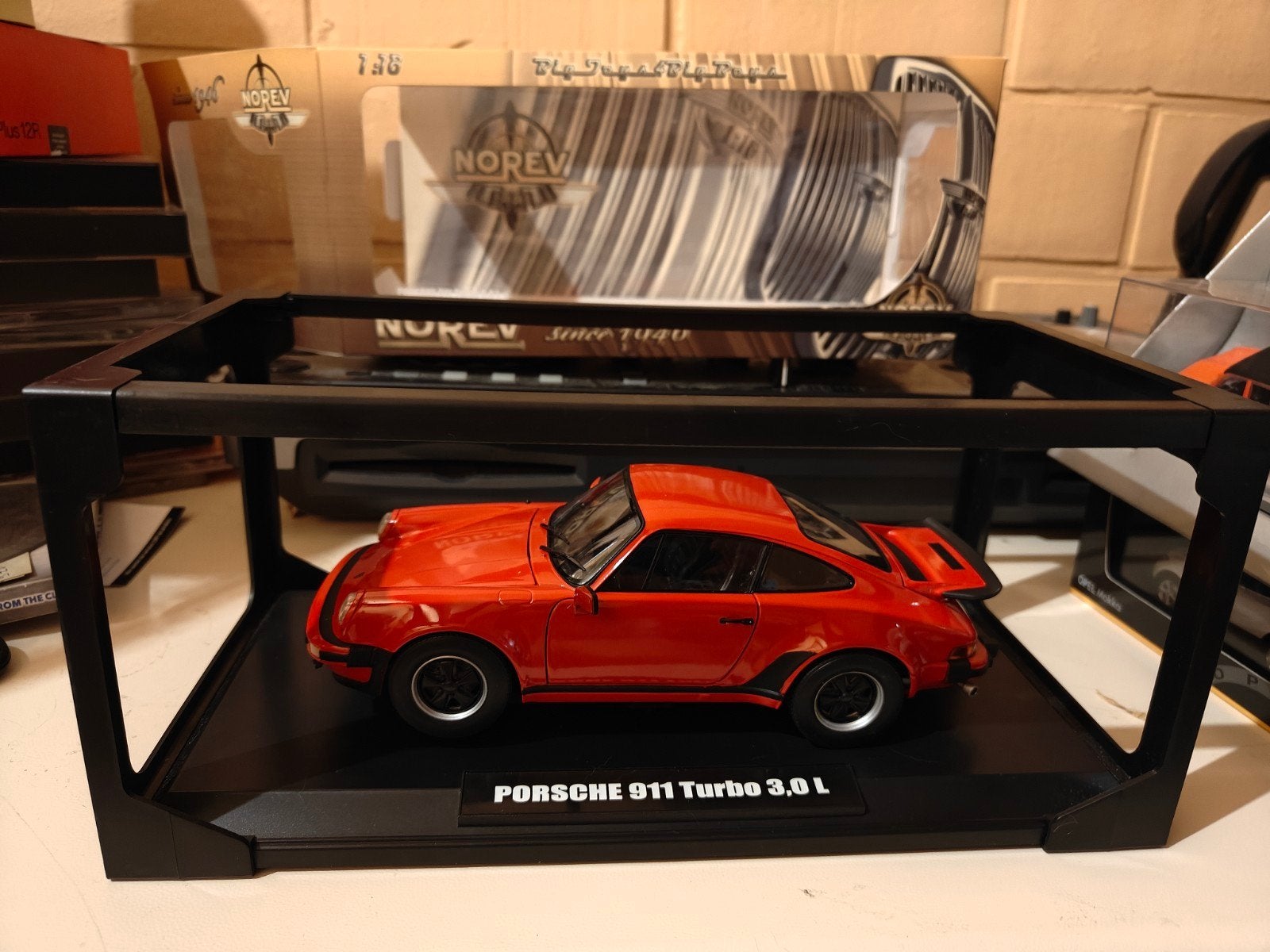 Norev Porsche Turbo indisch rood 1/18, Enlèvement ou Envoi, Comme neuf, Voiture, Norev