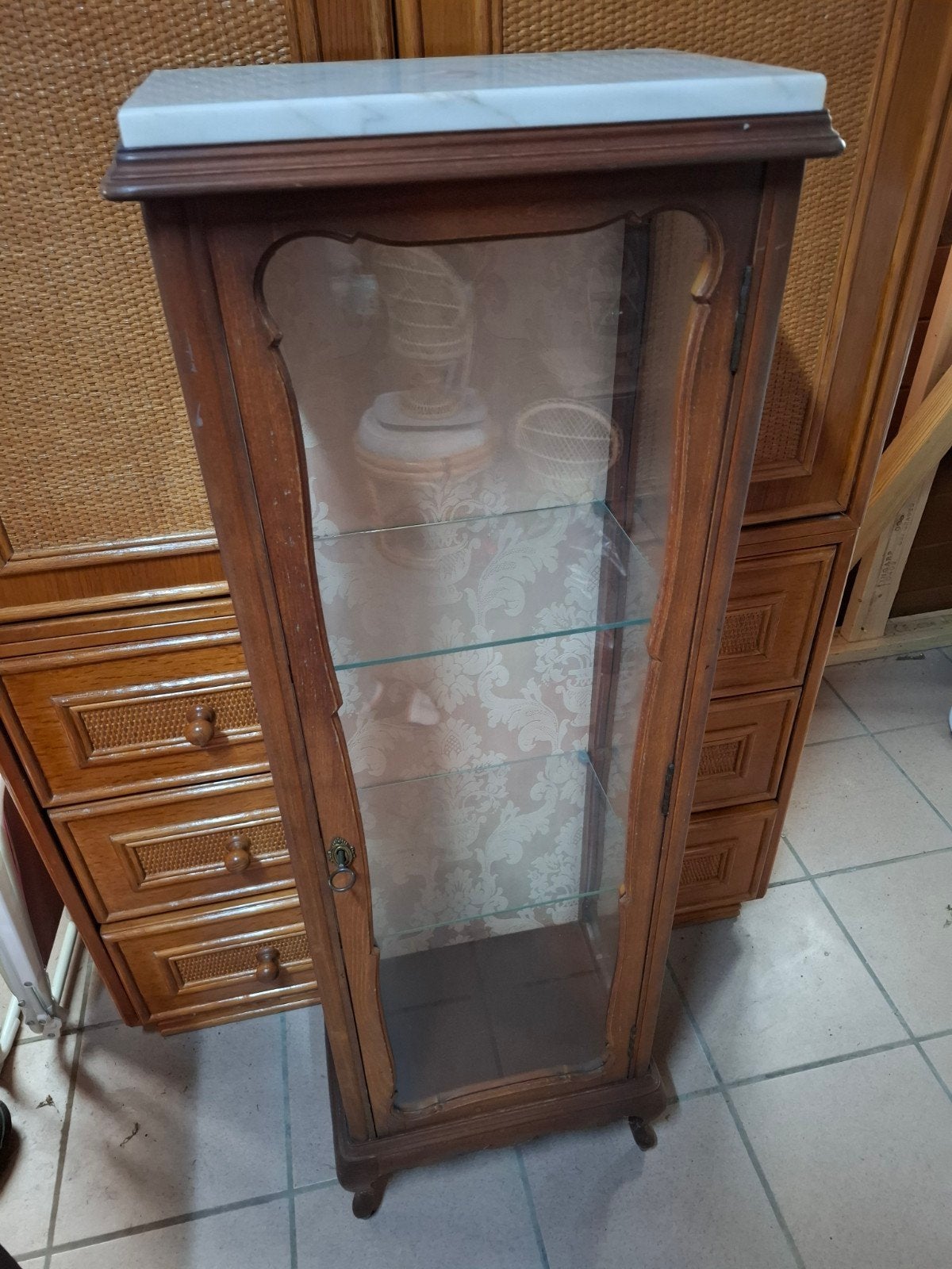 Colonne vitrée de présentation avec plateau en marbre, Enlèvement