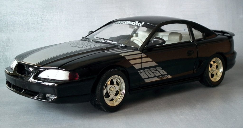 1/18 Universal Hobbies -Ford Mustang Shinoda Boss Coupé 1994, Enlèvement ou Envoi, Comme neuf, Voiture, Autres marques