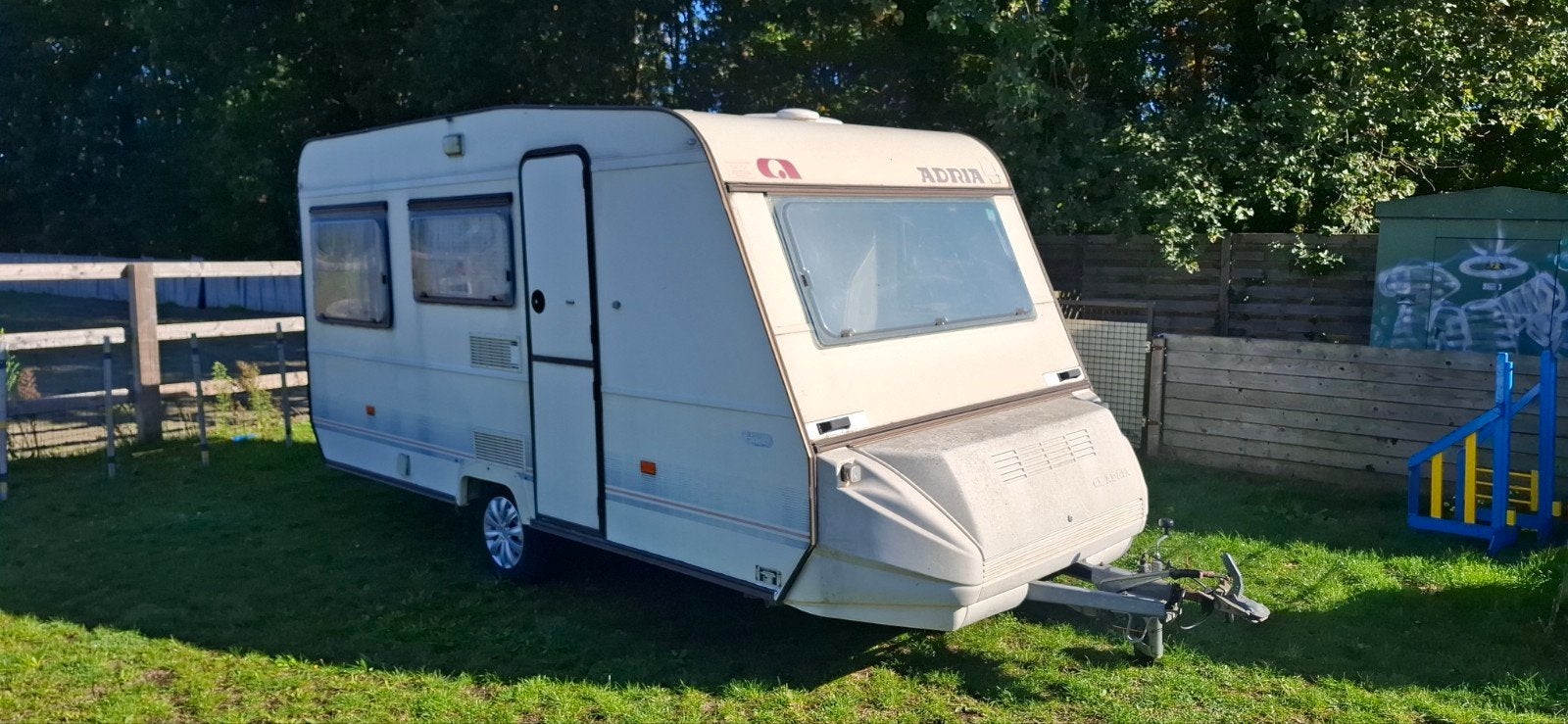 leuke adria caravan 440 met complete inboedel en voortent, Caravans en Kamperen, Particulier, Adria, Voortentlamp, Tot en met 4