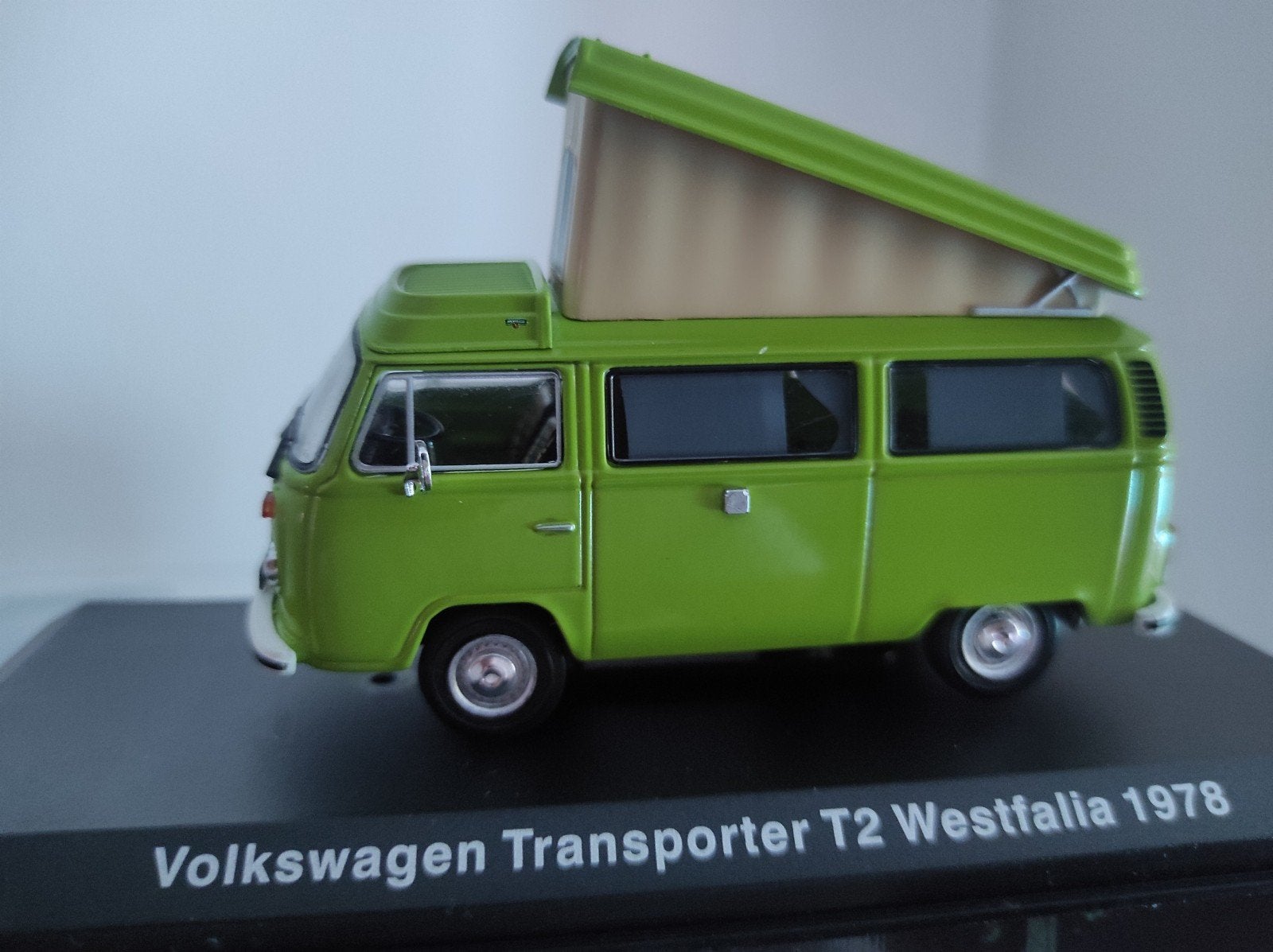 Volkswagen T2 Westfalia 1978 groen 1:43 in vitrinedoosje, Ophalen of Verzenden