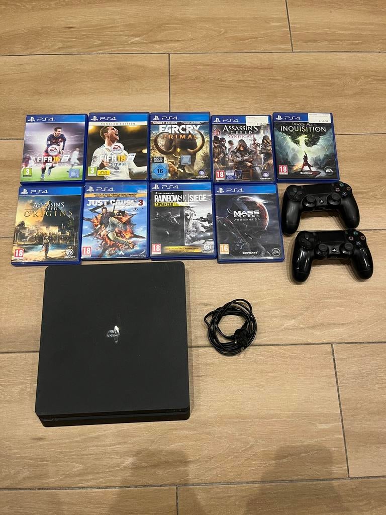 PlayStation 4 SLIM 1 To + 2 manettes (et 9 jeux), Consoles de jeu & Jeux vidéo, Enlèvement, Utilisé, 1 TB, Avec jeux