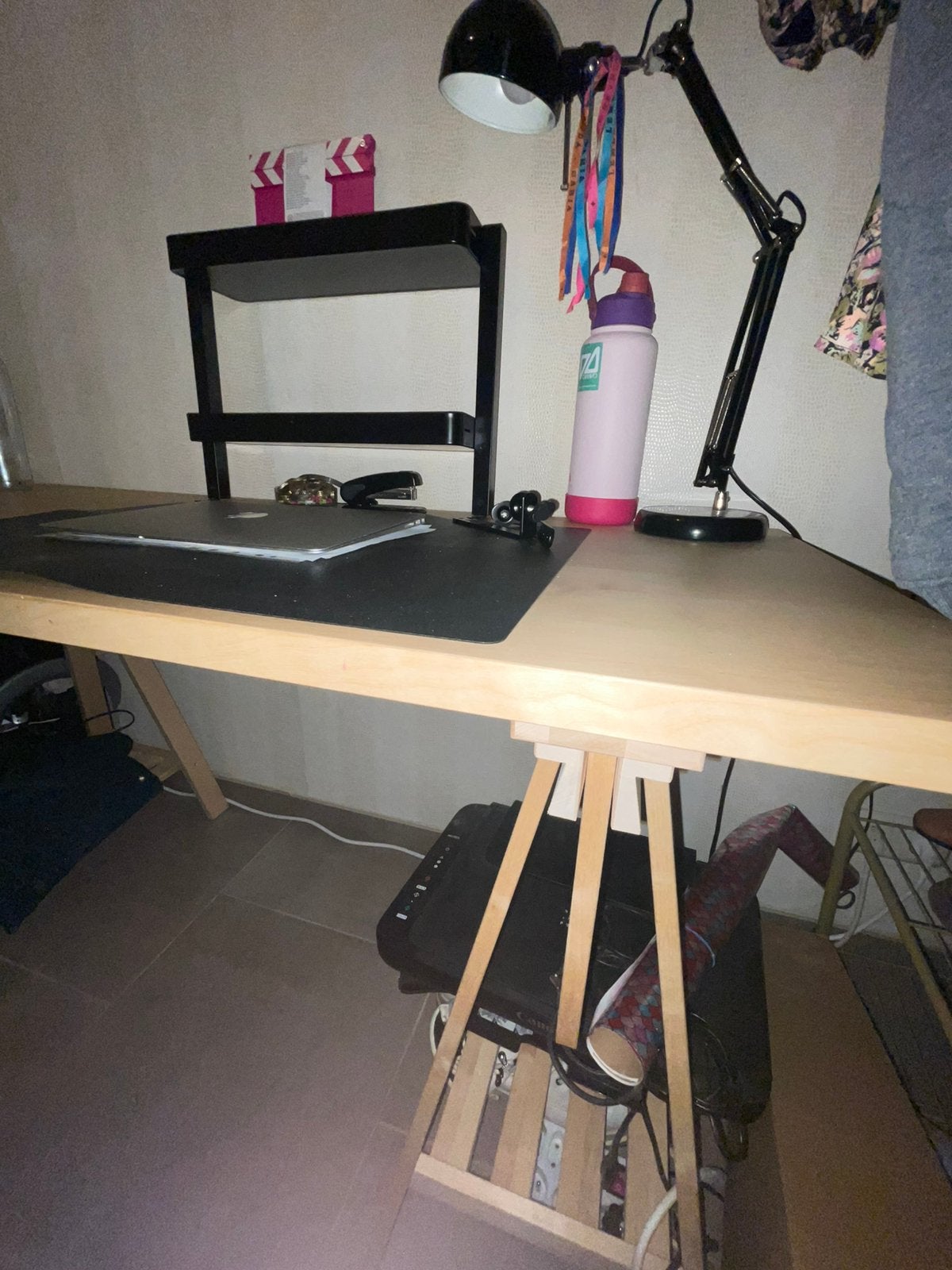 Bureau IKEA avec pieds à tréteaux, Maison & Meubles, Comme neuf, Enlèvement, IKEA, 140 cm