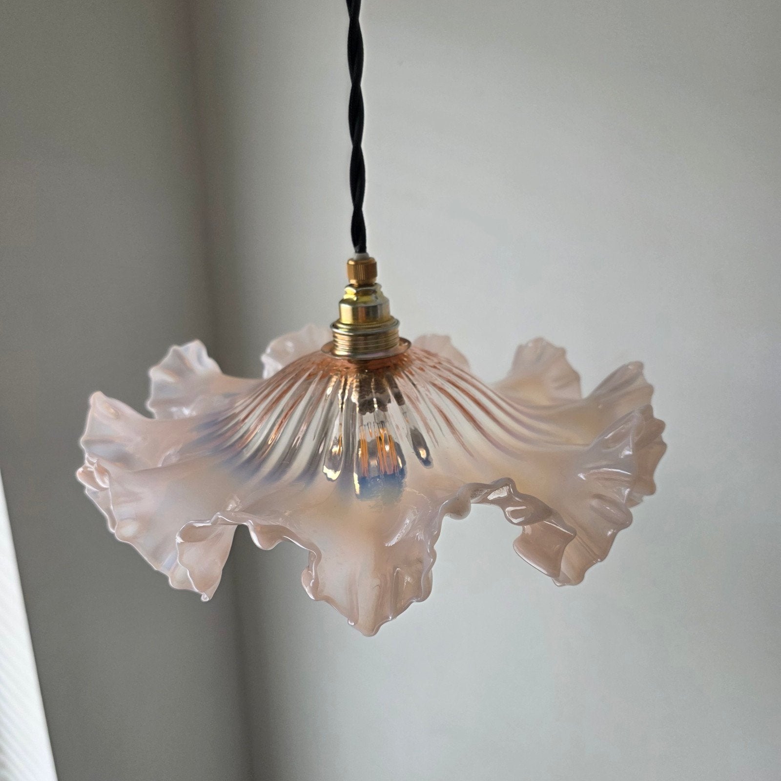 Vintage opaline glazen lampenkap met gekrulde ran, Antiek en Kunst, Ophalen of Verzenden