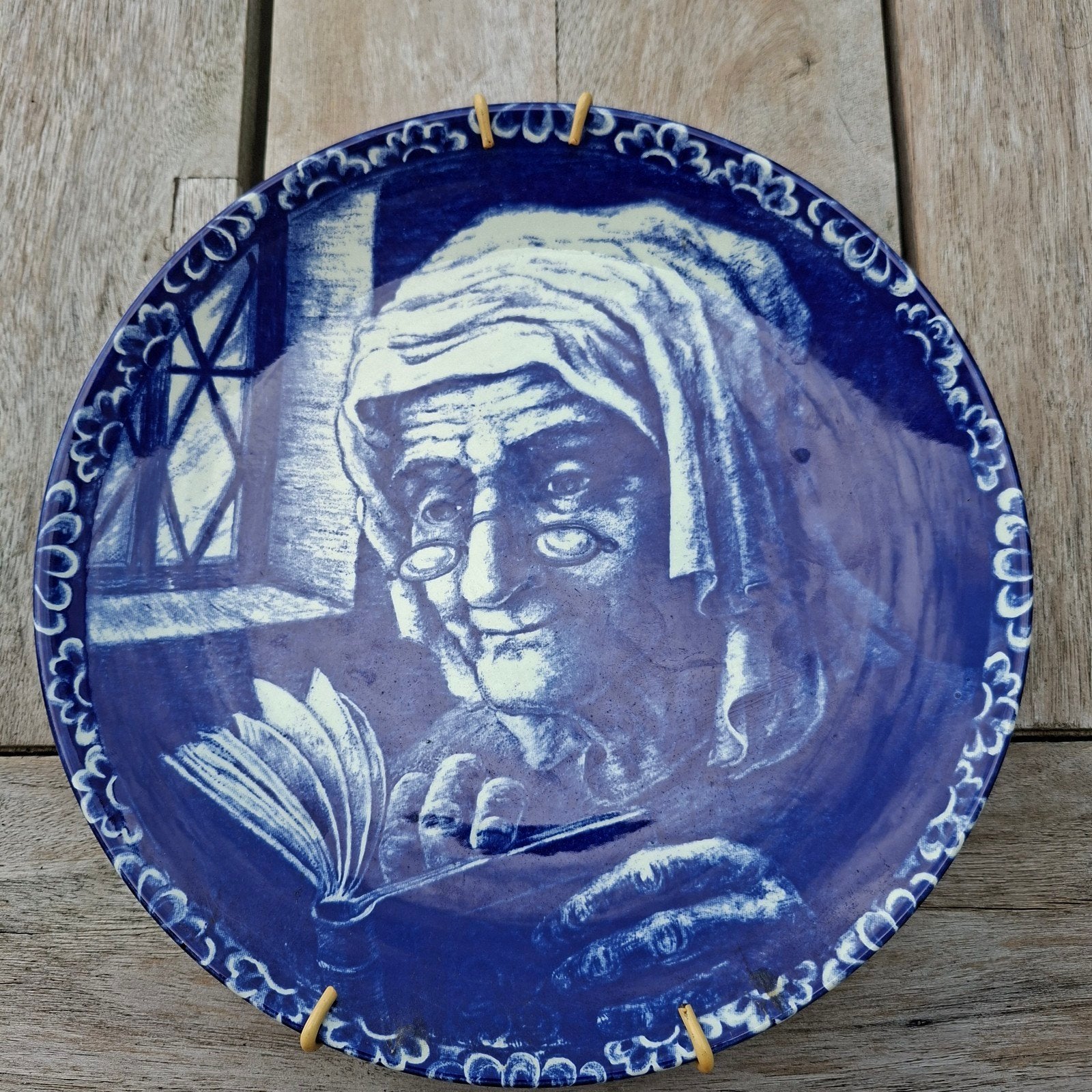 Boch, Lezende oude vrouw, Delfts blauw bord, Antiek en Kunst, Ophalen of Verzenden