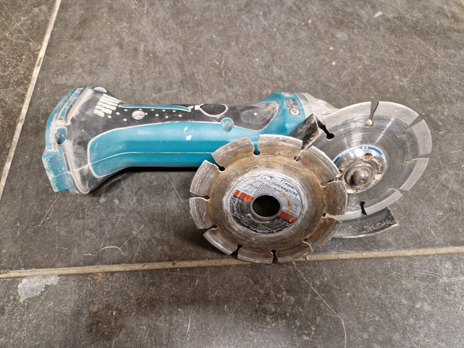 Meuleuse d'angle sans fil Makita DGA452 18V + 2 lames diaman, Bricolage & Construction, Outillage | Meuleuses, Enlèvement