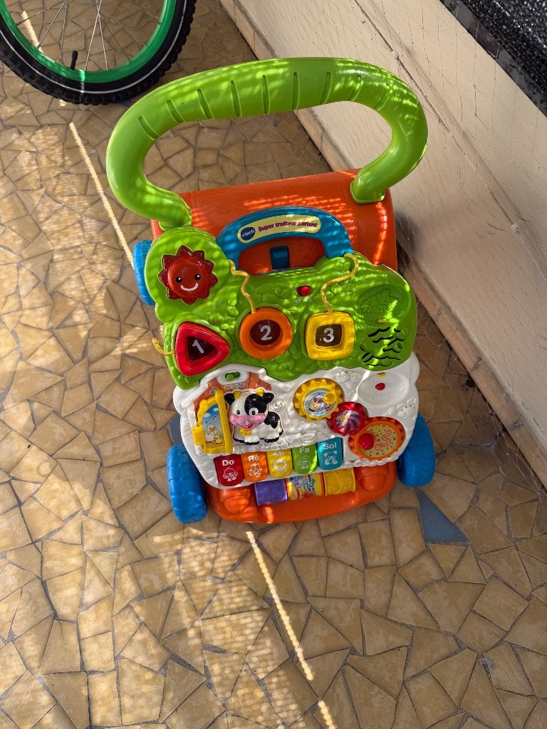 Trotteur vtech, Enfants & Bébés, Jouets | Jouets de bébé, Utilisé, Autres types, Avec lumière, Sonore, À roulettes, Enlèvement