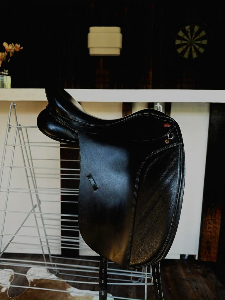 Kent & Masters dressuurzadel 17 inch uitstekende staat, Dieren en Toebehoren, Paarden en Pony's | Zadels, Ophalen, Zo goed als nieuw