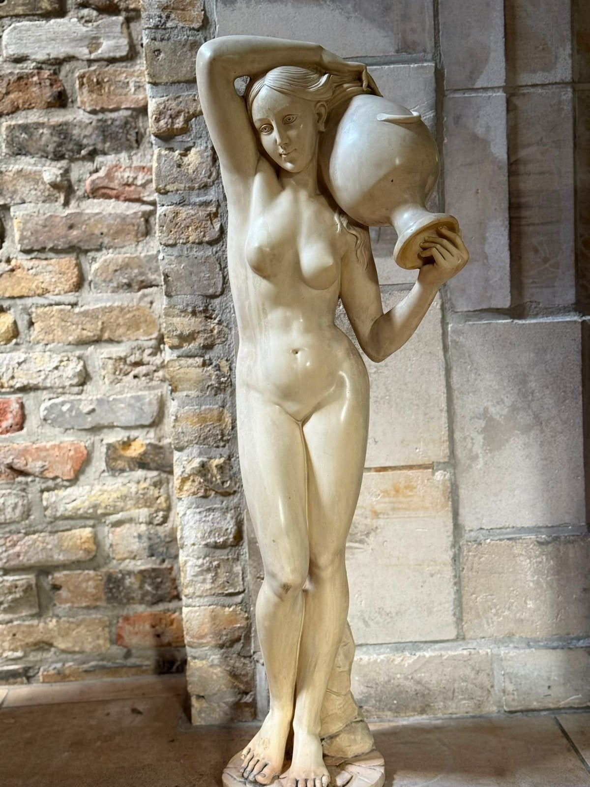 Grote decoratieve beeldsculptuur van vrouw met kruik, Ophalen, Gebruikt