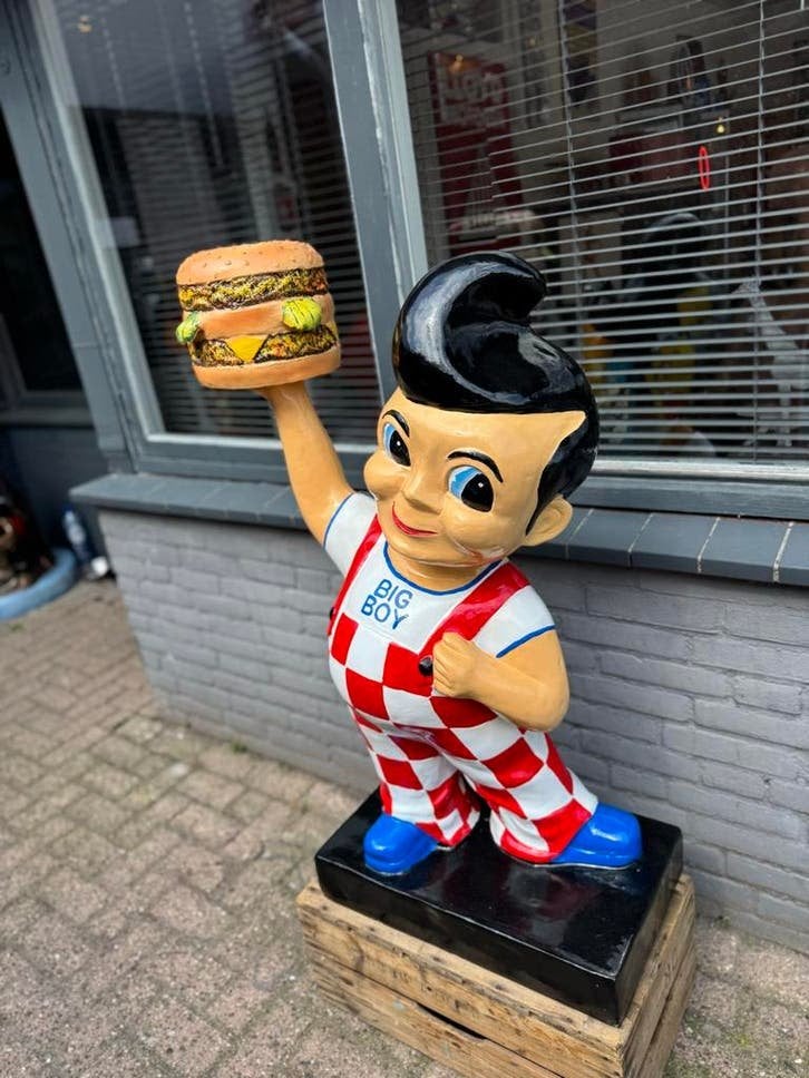 Big Boy Beeld met Hamburger - Klassieke Diner Decoratie