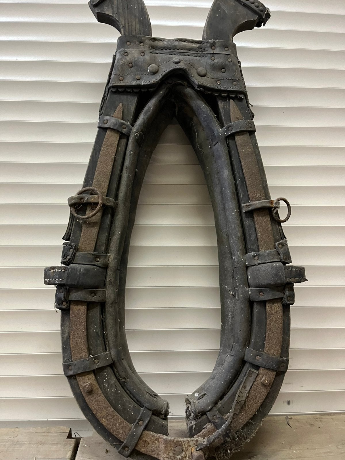 Harnais de cheval ancien authentique avec sculptures - 1900, Envoi