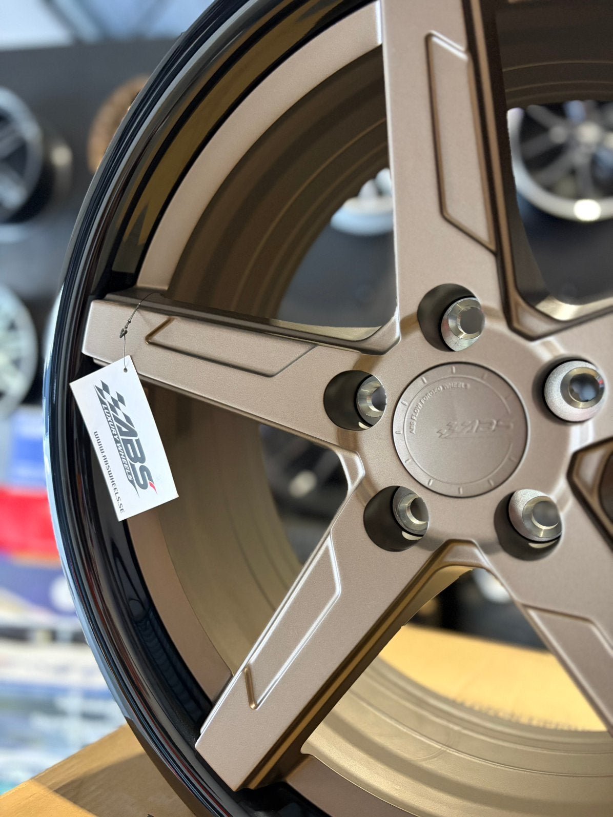19” Abs f55 matt bronze/gloss black lip, Ophalen