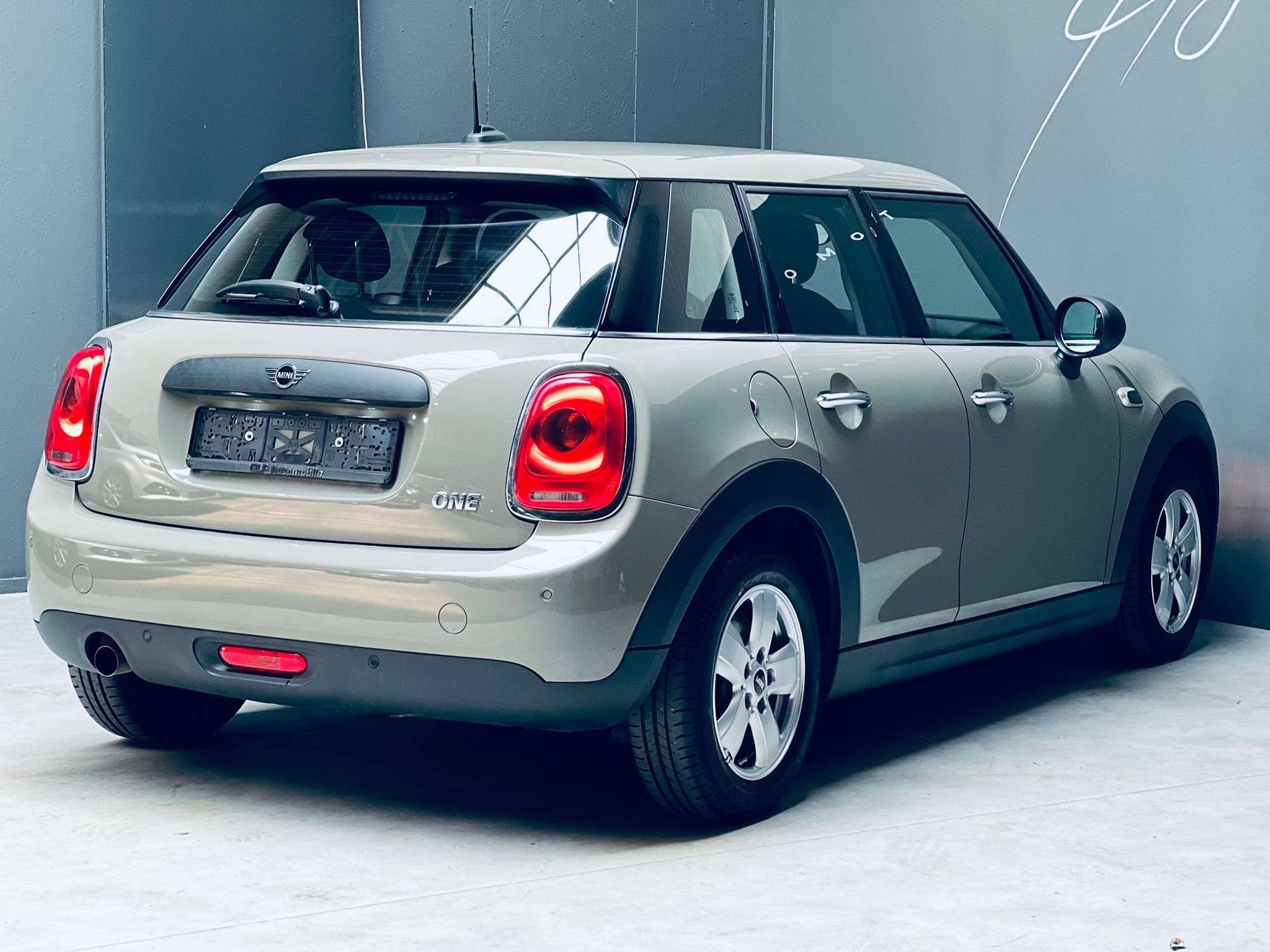 MINI One 1.5i *AUTOMATIQUE*CARNET COMPLET* (bj 2019), Auto's, Mini, 75 kW, Stof, Gebruikt, https://public.car-pass.be/vhr/5591358a-da20-408f-84ac-90e7ca0ae76a