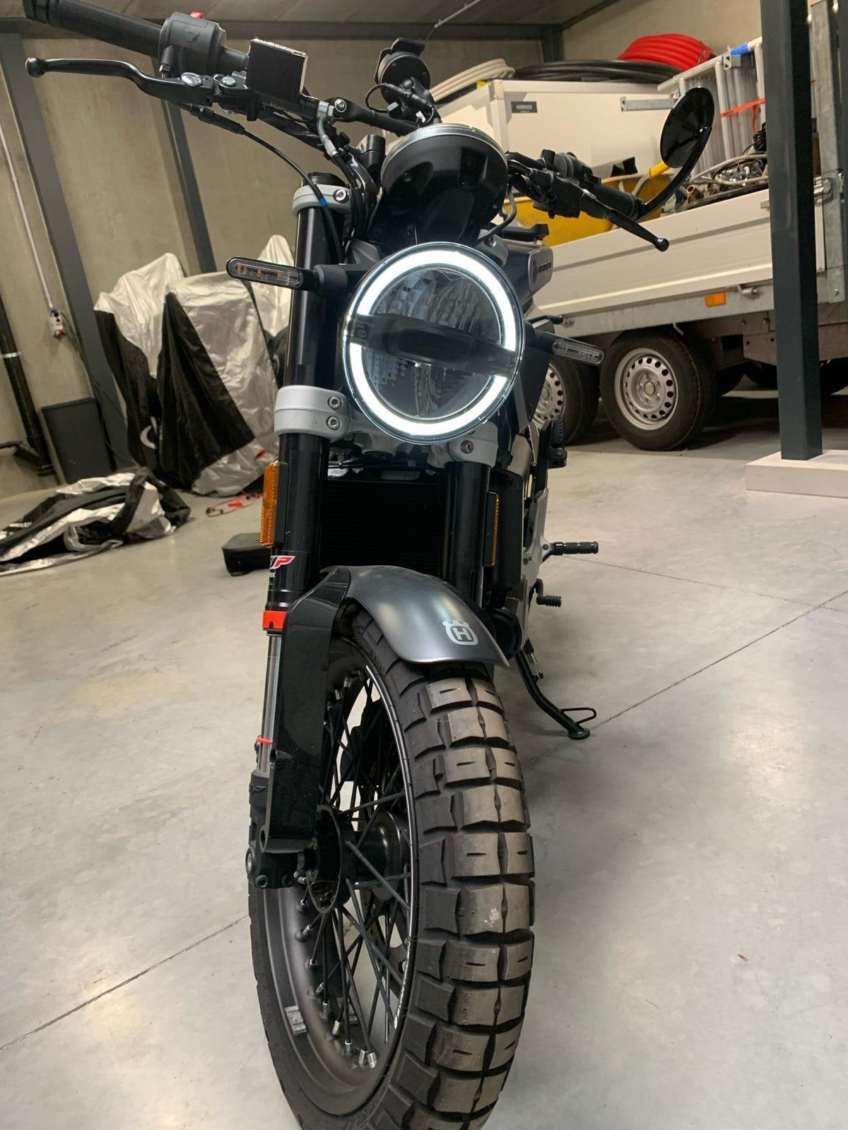 Husqvarna Svartpilen 125, Bedrijf