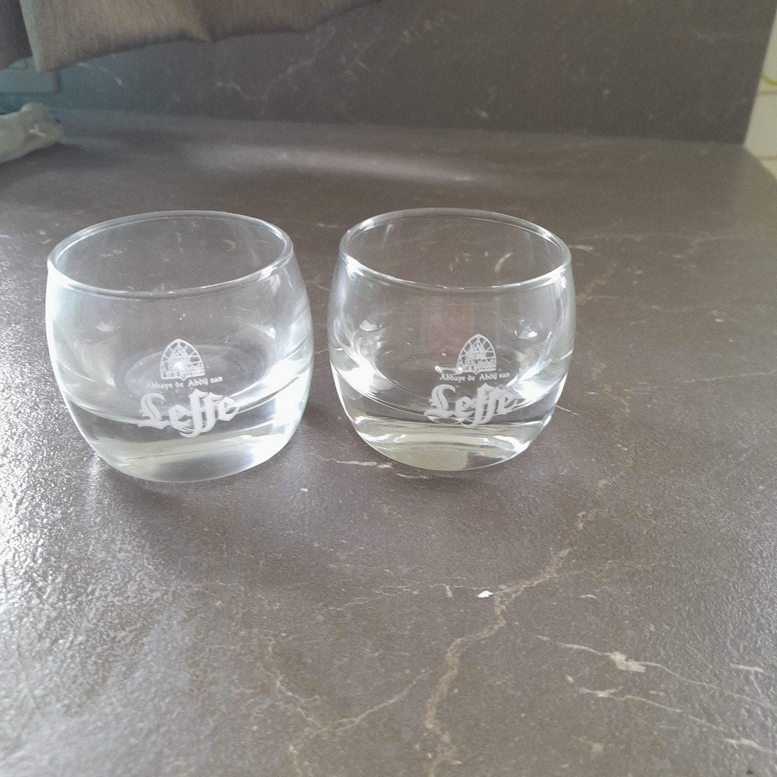 2 x petits verres à feuilles, Collections, Marques de bière, Enlèvement ou Envoi, Comme neuf, Verre ou Verres, Leffe
