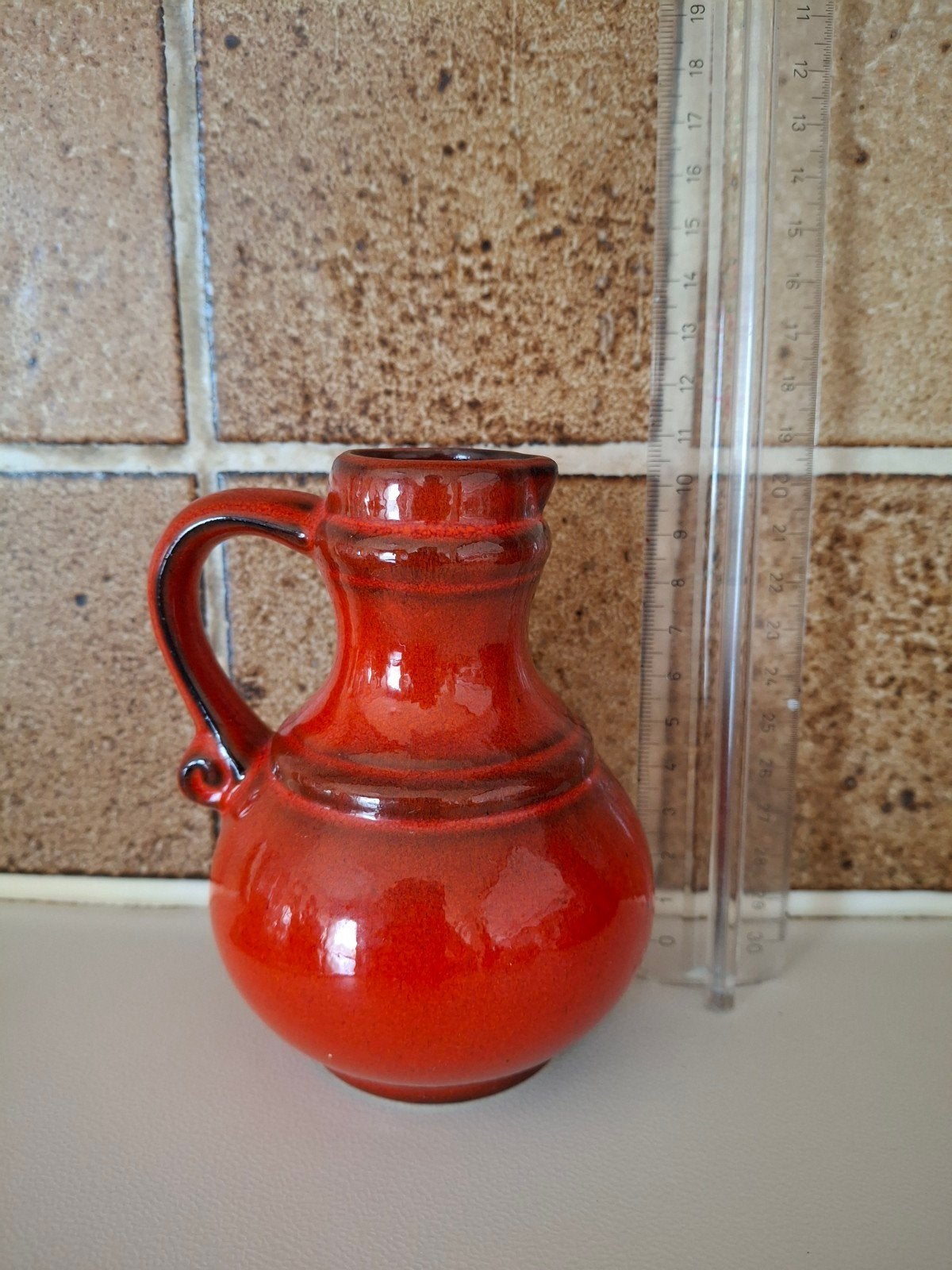 Klein rood vaasje in steen, Ophalen of Verzenden