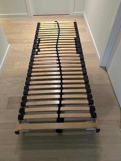 Sommier à lattes avec matelas, couette, housse,.., Enlèvement, 200 cm, Matelas