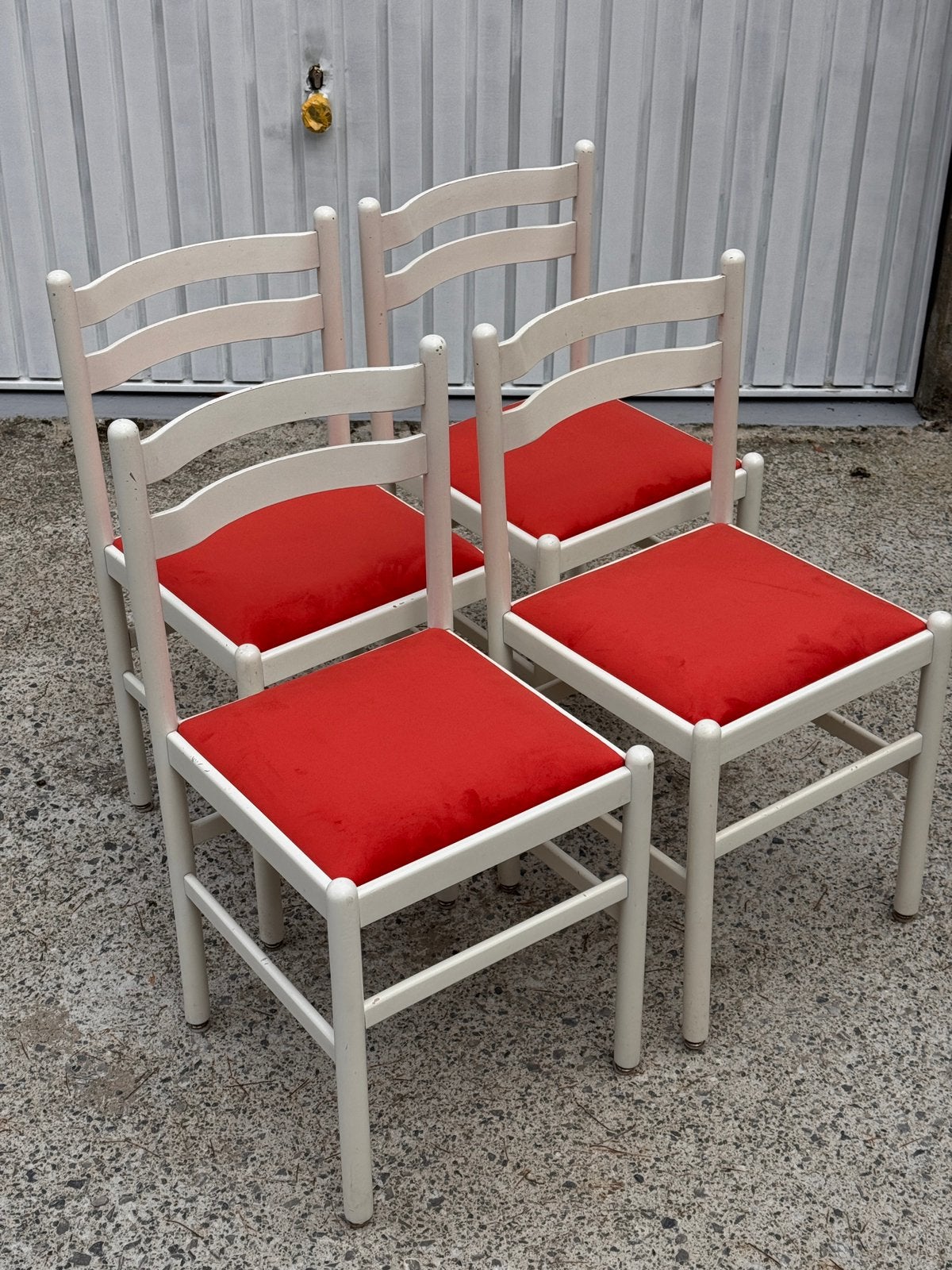 4 chaises vintage bois laqué blanc, velours orange/corail, Maison & Meubles, White, White, Comme neuf, Enlèvement