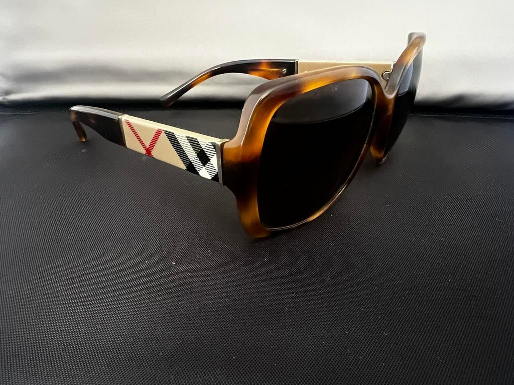 Stijlvolle Burberry zonnebril - Tortoise met iconisch patroo, Verzenden, Zo goed als nieuw, Rood, Zonnebril