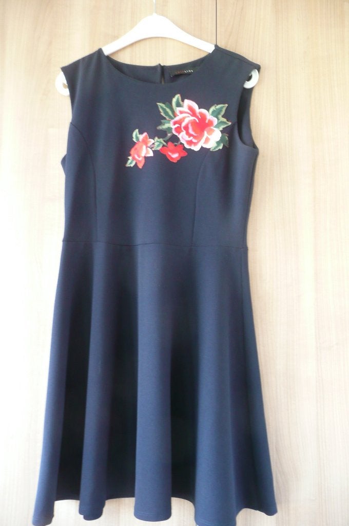 Blauw kleedje met bloem (K541), Kleding | Dames, Jurken, Maat 38/40 (M), Ophalen of Verzenden, Zo goed als nieuw, Onder de knie