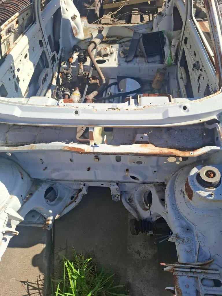 Golf 1 gti. 1.8  in  onderdelen, Voorwielaandrijving, Zwart, 4 cilinders, Wit