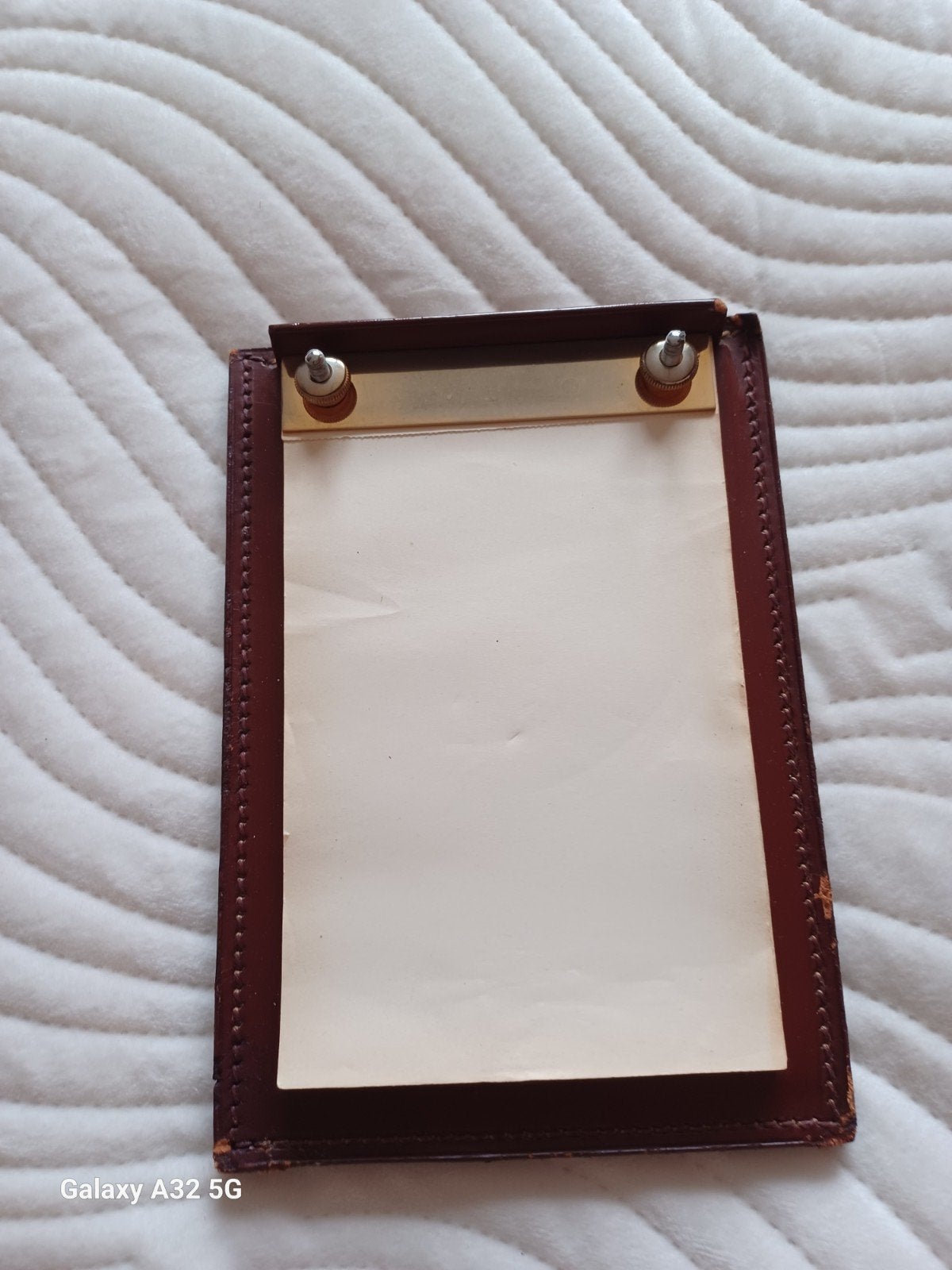 DELVAUX Carnet vintage support cuir fauve siglé, Envoi