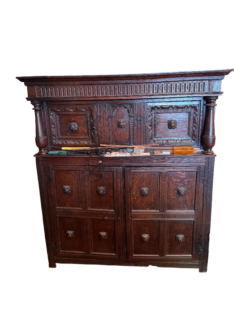Buffet ancien style Henri II en chêne sculpté Têtes de lion, Antiquités & Art, Enlèvement