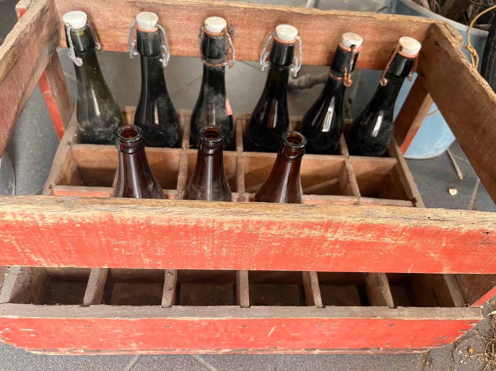 Antieke bierbak met enkele bierflesjes erin, Ophalen