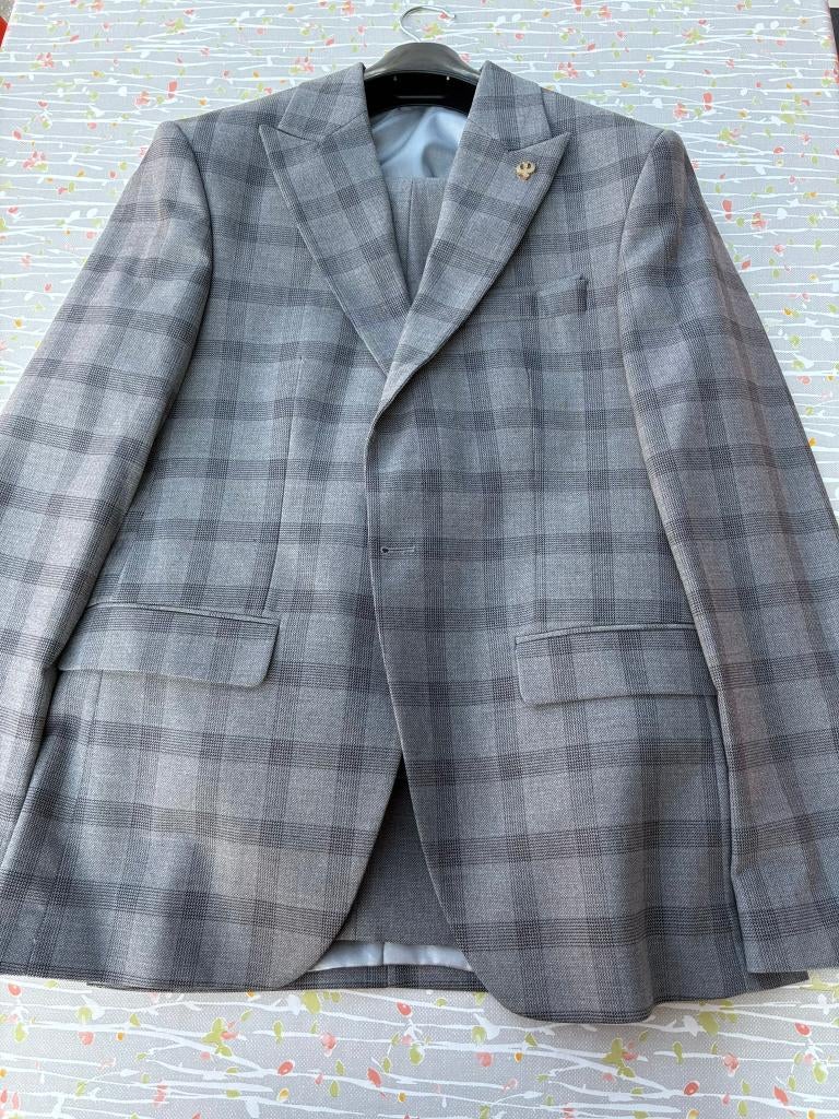 Italiaans driedelig herenkostuum - maat 48 - grijs geruit, Enlèvement ou Envoi, Neuf, Taille 48/50 (M), Gris