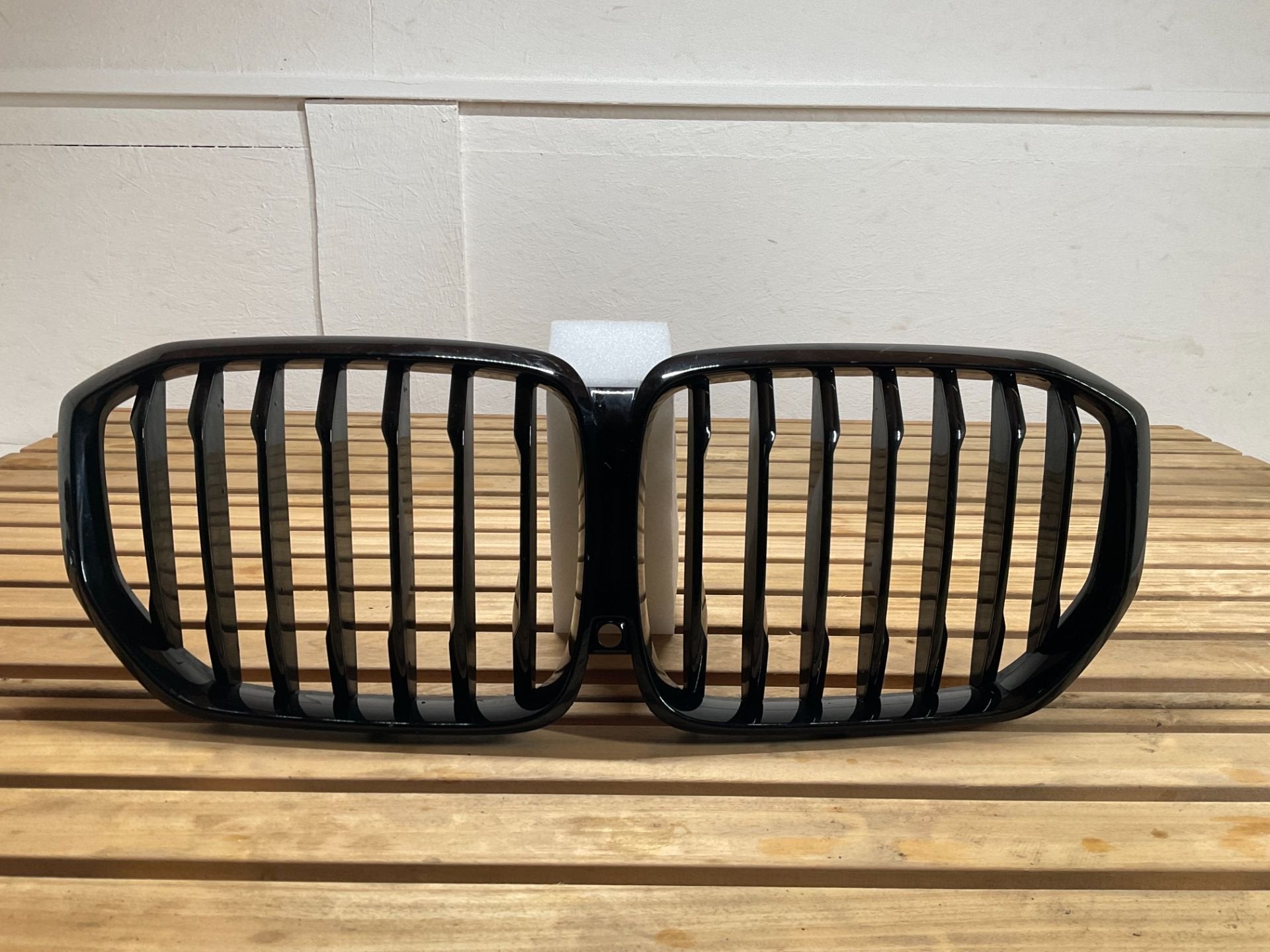 Grille de pare-chocs BMW X1 U11 22 51135A0BB85 grille BM-003, Petuelring 130
80788  Munich, DE, Info@bmw.de, Utilisé, BMW