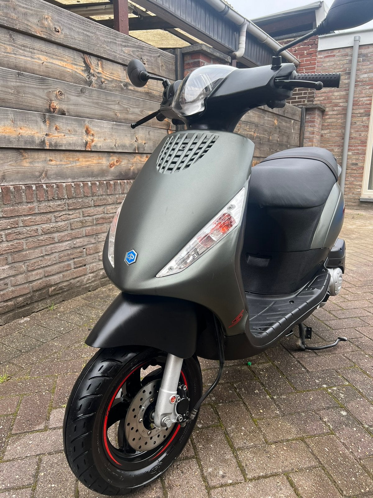 Piaggo zip 2023, Fietsen en Brommers, Scooters | Piaggio, Ophalen, Zip, Klasse A (25 km/u), Zo goed als nieuw