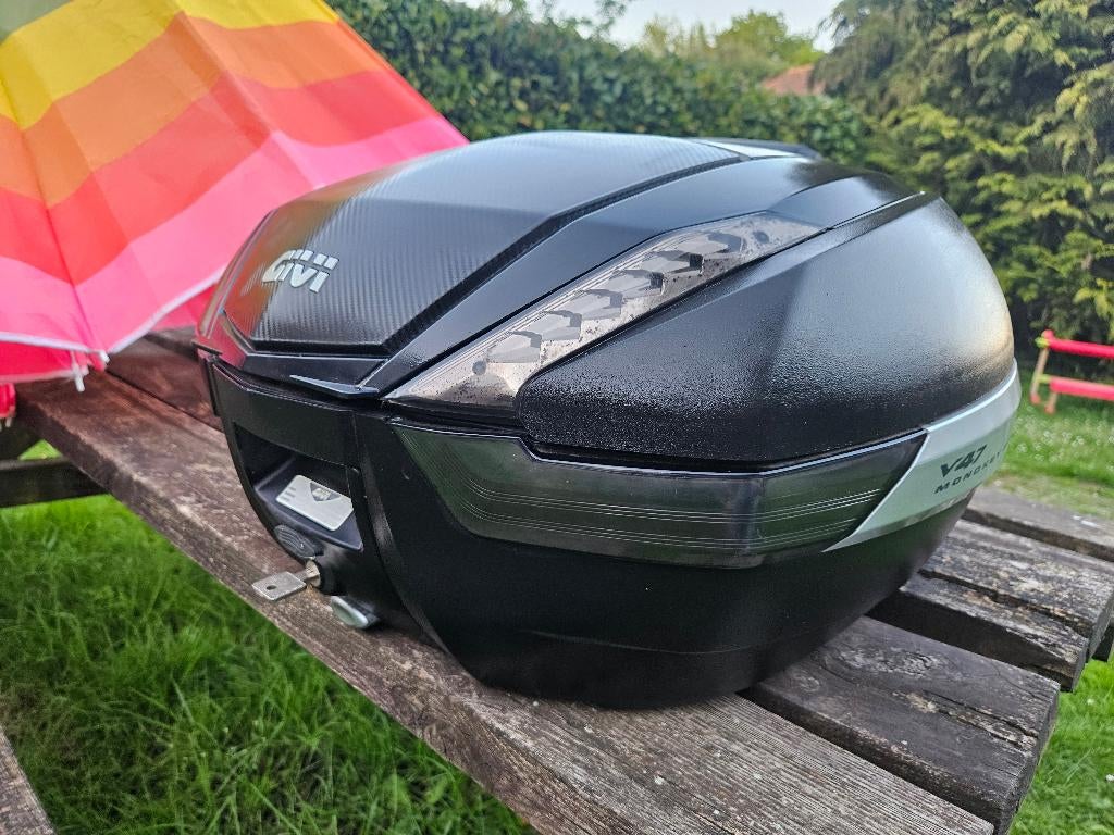 Coffre moto Givi V47 top case, Motos, Accessoires | Valises & Sacs, Enlèvement, Comme neuf