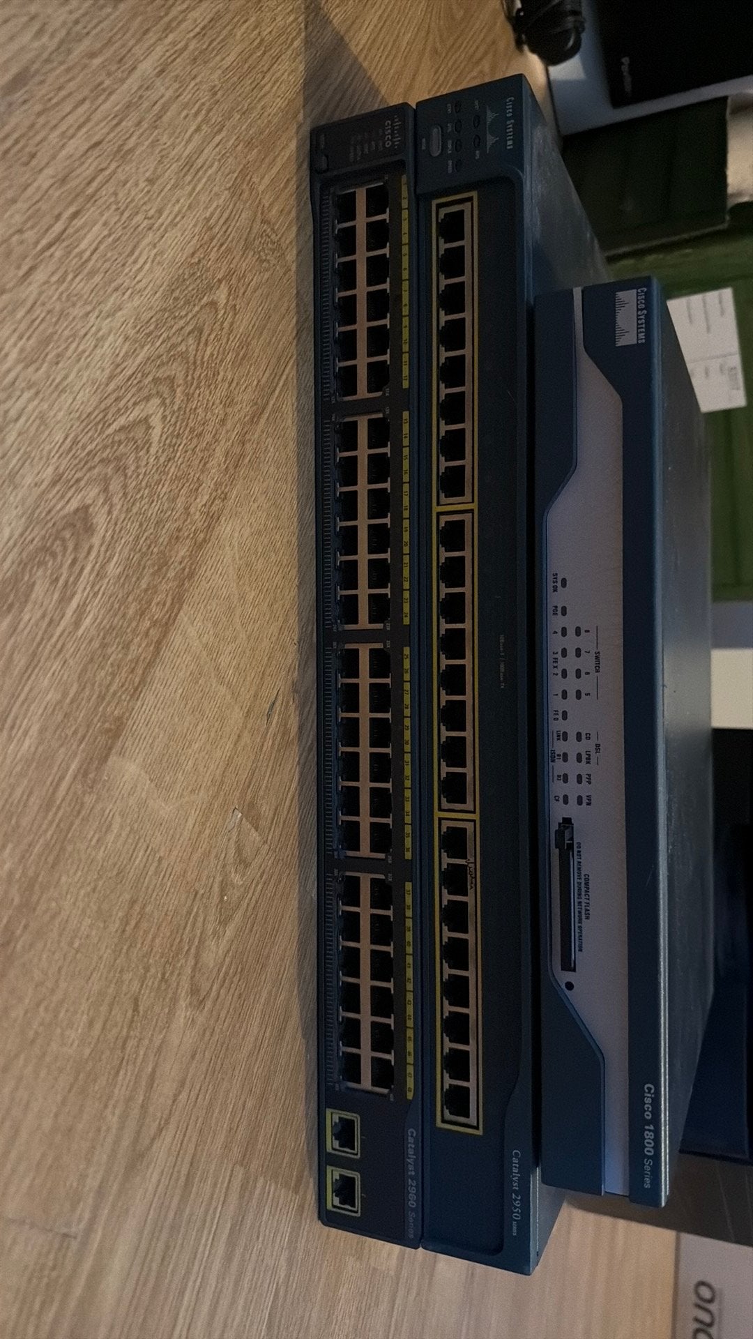 Gratuit Switch + router, Computers en Software, Ophalen, Zo goed als nieuw