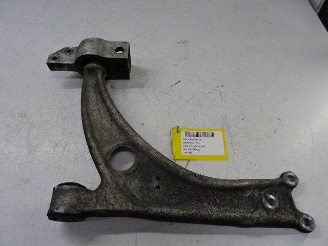 BRAS DE SUSPENSION AVANT DROIT (TRIANGLE) Passat (3C2), Utilisé, Volkswagen