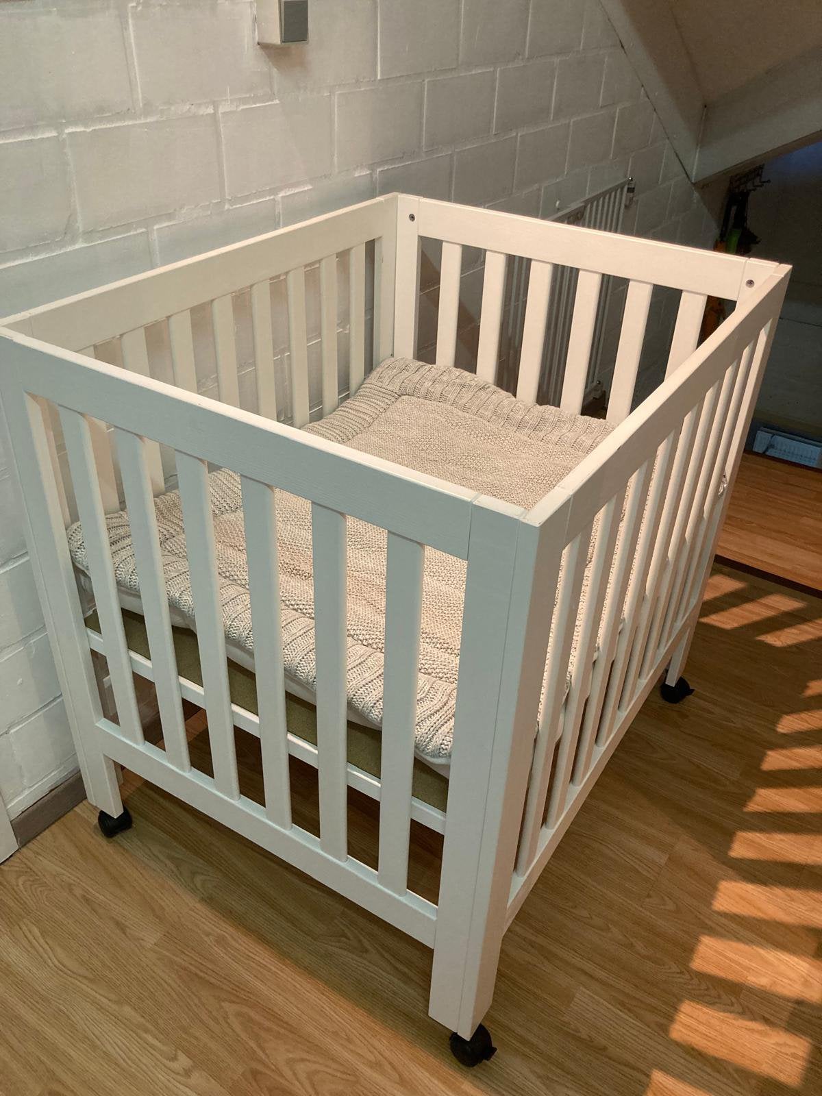 Babypark / babybox op wieltjes, Enfants & Bébés, Parcs, Comme neuf, Roulettes, Enlèvement
