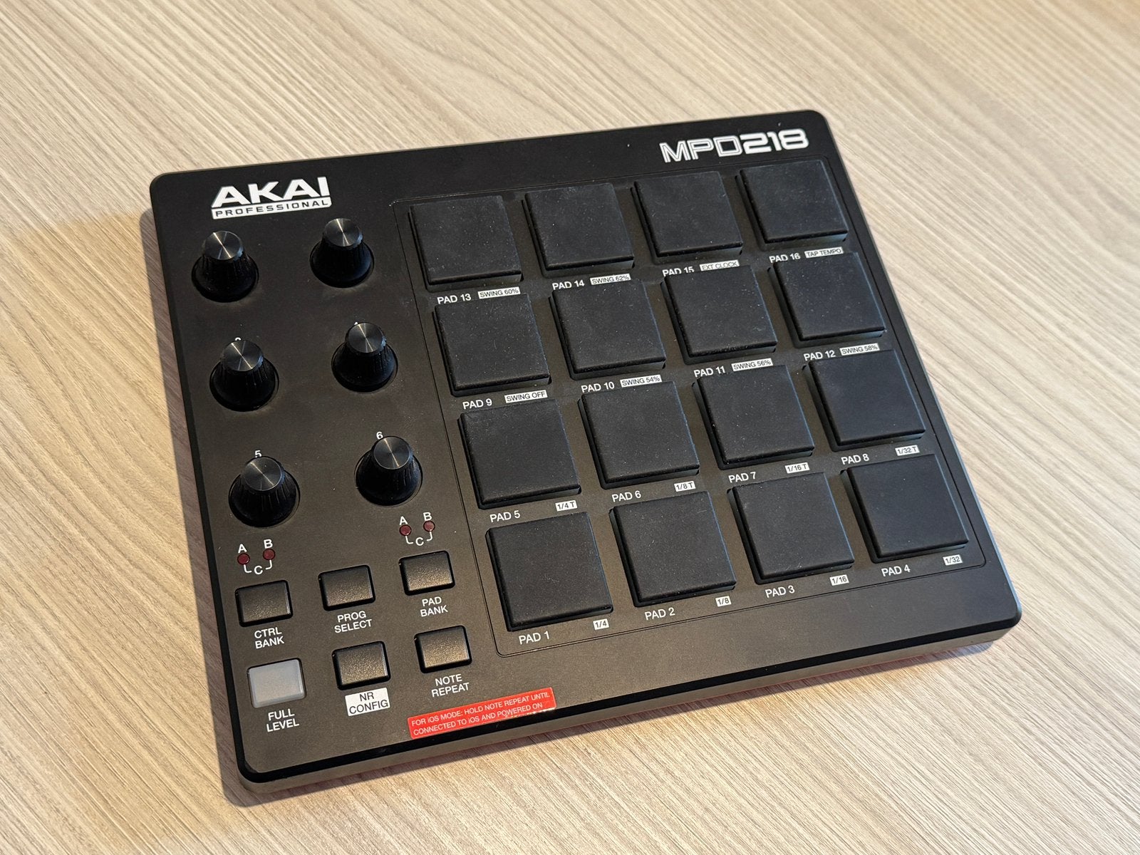 Akai MPD218, Muziek en Instrumenten, Midi-apparatuur, Ophalen of Verzenden, Zo goed als nieuw